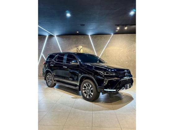 TOYOTA HILUX SW4 2.8 D-4D TURBO DIESEL SRX PLATINUM 7L 4X4 AUTOMÁTICO